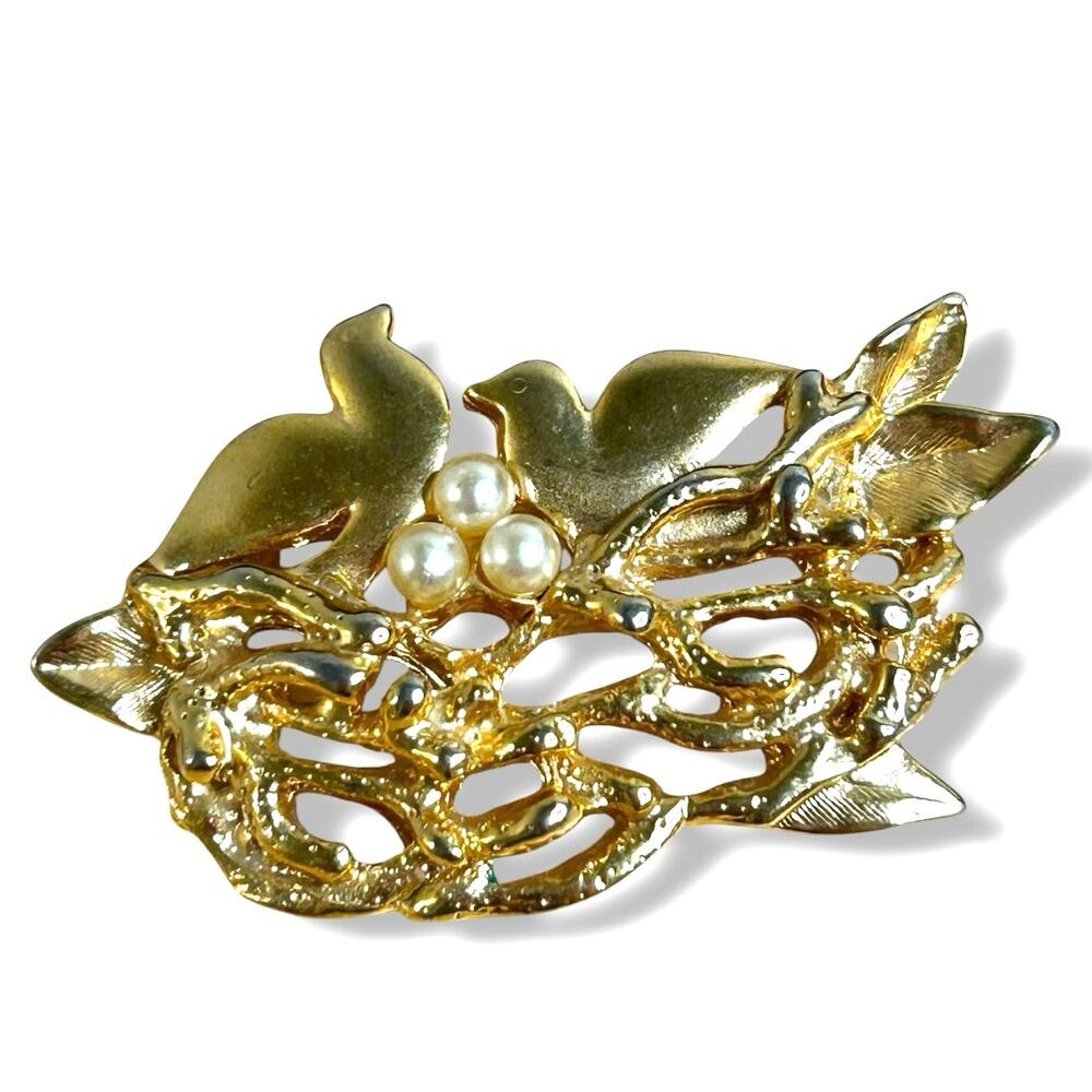 Vintage Jaclyn Smith Bird Dove Nest Faux Pearl Gold Tone 3D Brooch